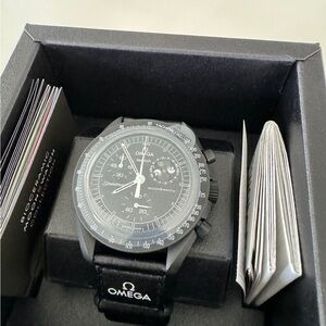 Swatch x Omega Moonswatch Mission to the MoonPhase - Snoopy black edition 2024